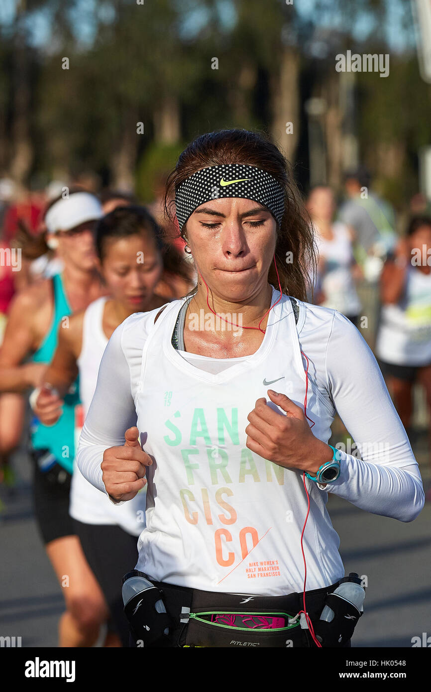 circulación oleada oyente Ejecutando la atleta femenina en el medio maratón Nike Mujer, San  Francisco, 2015 Fotografía de stock - Alamy