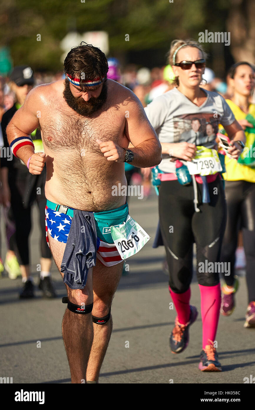 Atleta Masculino peludo corriendo en el medio maratón Nike Mujer, San  Francisco, 2015 Fotografía de stock - Alamy