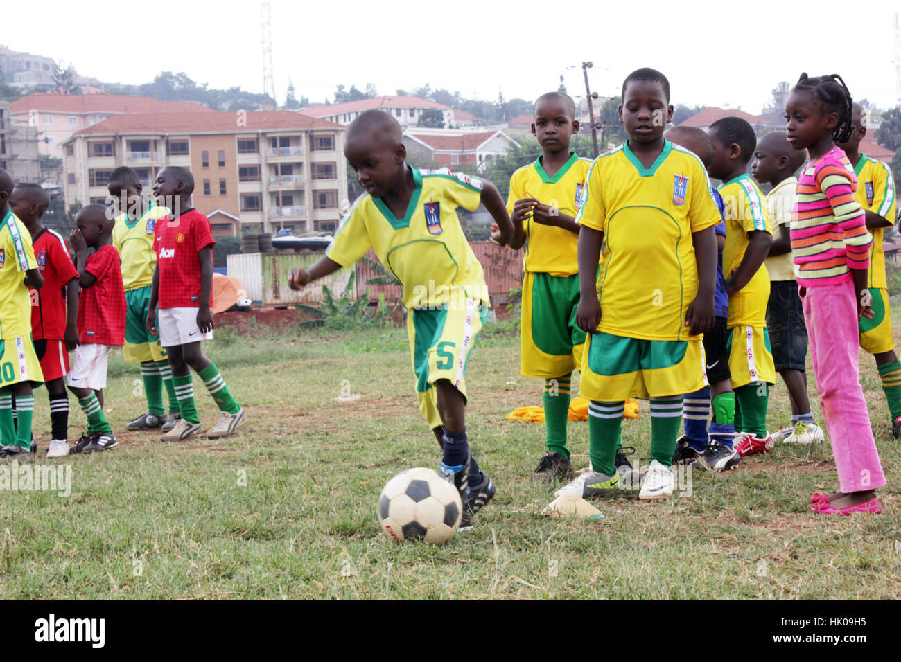 Entrenamiento De Fútbol Para Niños Fotos, retratos, imágenes y fotografía  de archivo libres de derecho. Image 55917457