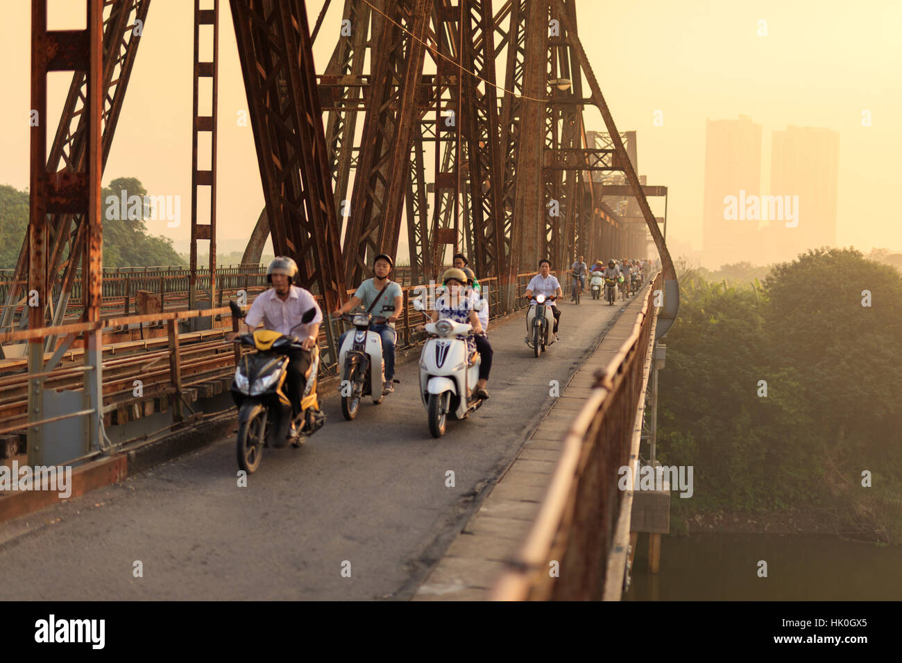 Viajeros en el Largo Bien Puente sobre el Río Rojo de Hanoi, Vietnam, Indochina, en el sudeste de Asia Foto de stock