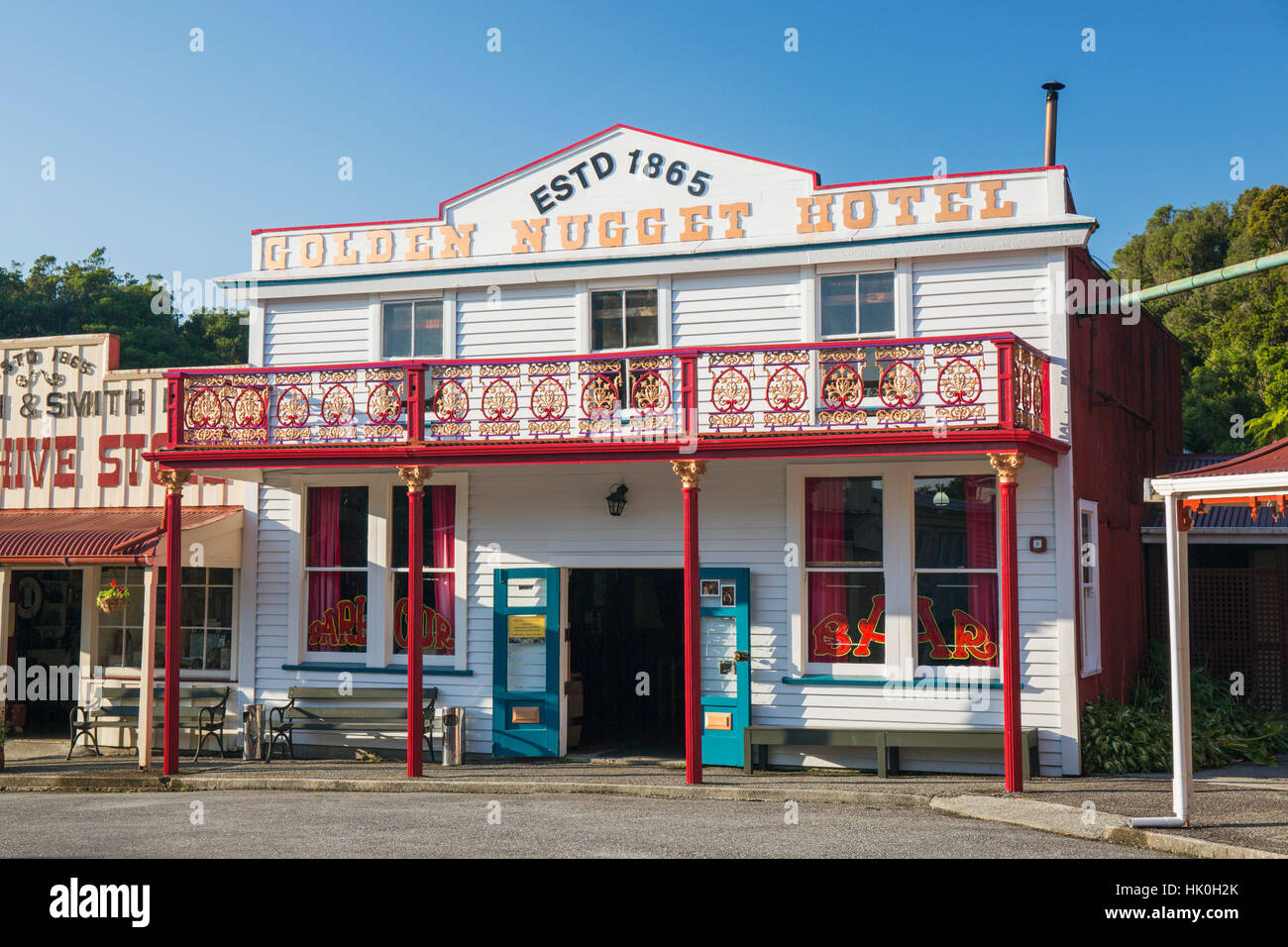 Edificio histórico que evoca la costa oeste del pasado minero de oro, barriada, Greymouth, distrito de gris, Costa oeste, Nueva Zelanda Foto de stock