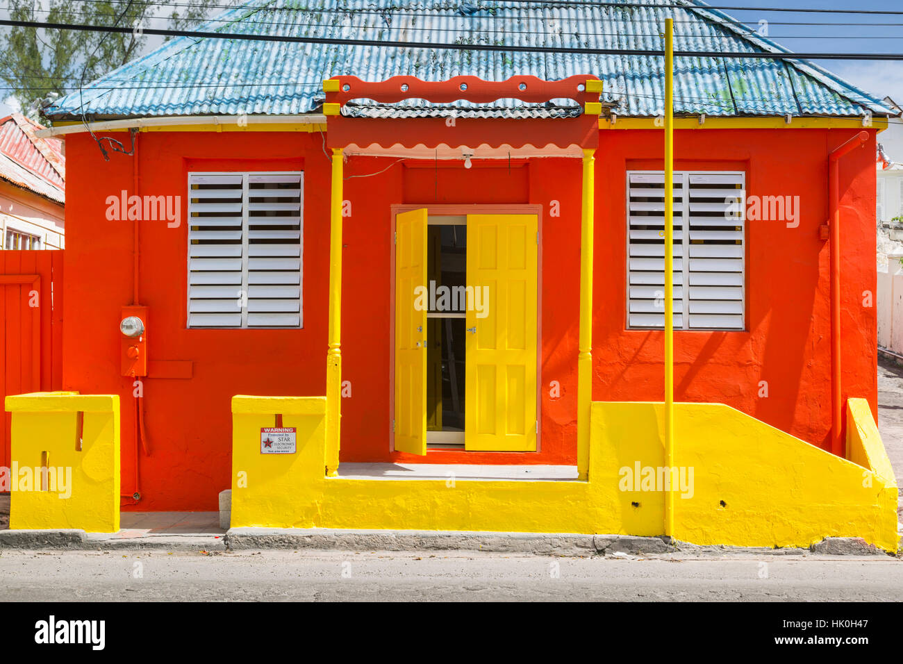 Casa colorida en Bay Street, Bridgetown, St. Michael, Barbados, Indias Occidentales, el Caribe, América Central Foto de stock