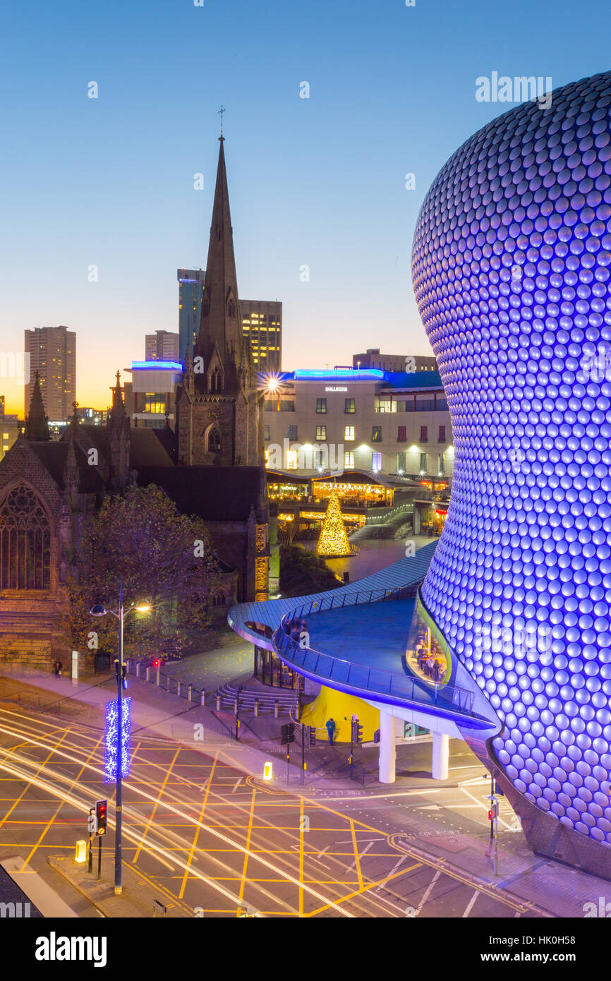 Plaza de Toros y Selfridges al anochecer, Birmingham, West Midlands, Inglaterra, Reino Unido Foto de stock