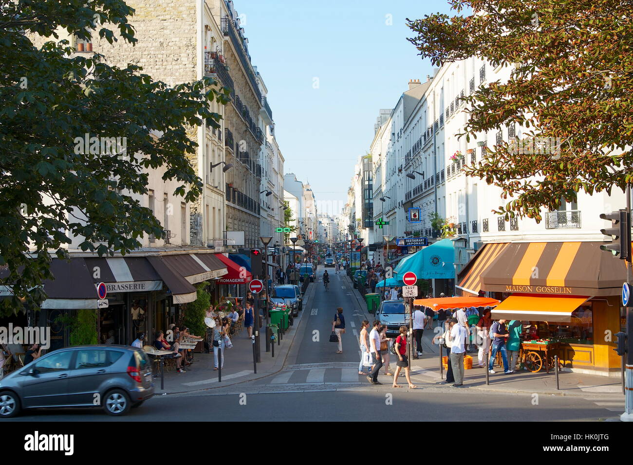 Francia, París, 15º arrondissement, gran angular de la Rue du Commerce Foto de stock