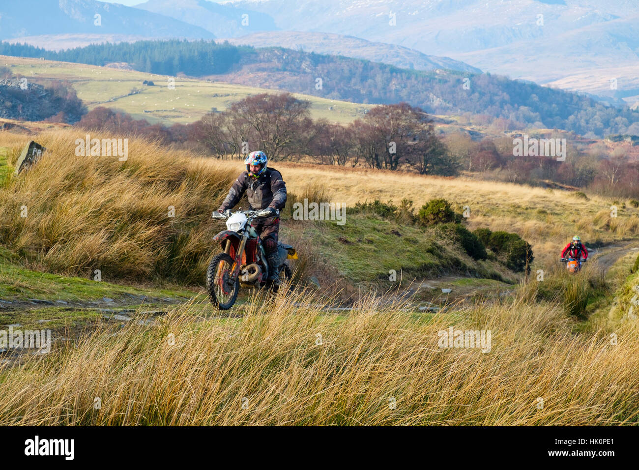 Hombres que viajaban en una moto en un país multi-uso vía en el Parque Nacional de Snowdonia. Capel Curig, Conwy, Gales, Reino Unido, Gran Bretaña. Foto de stock