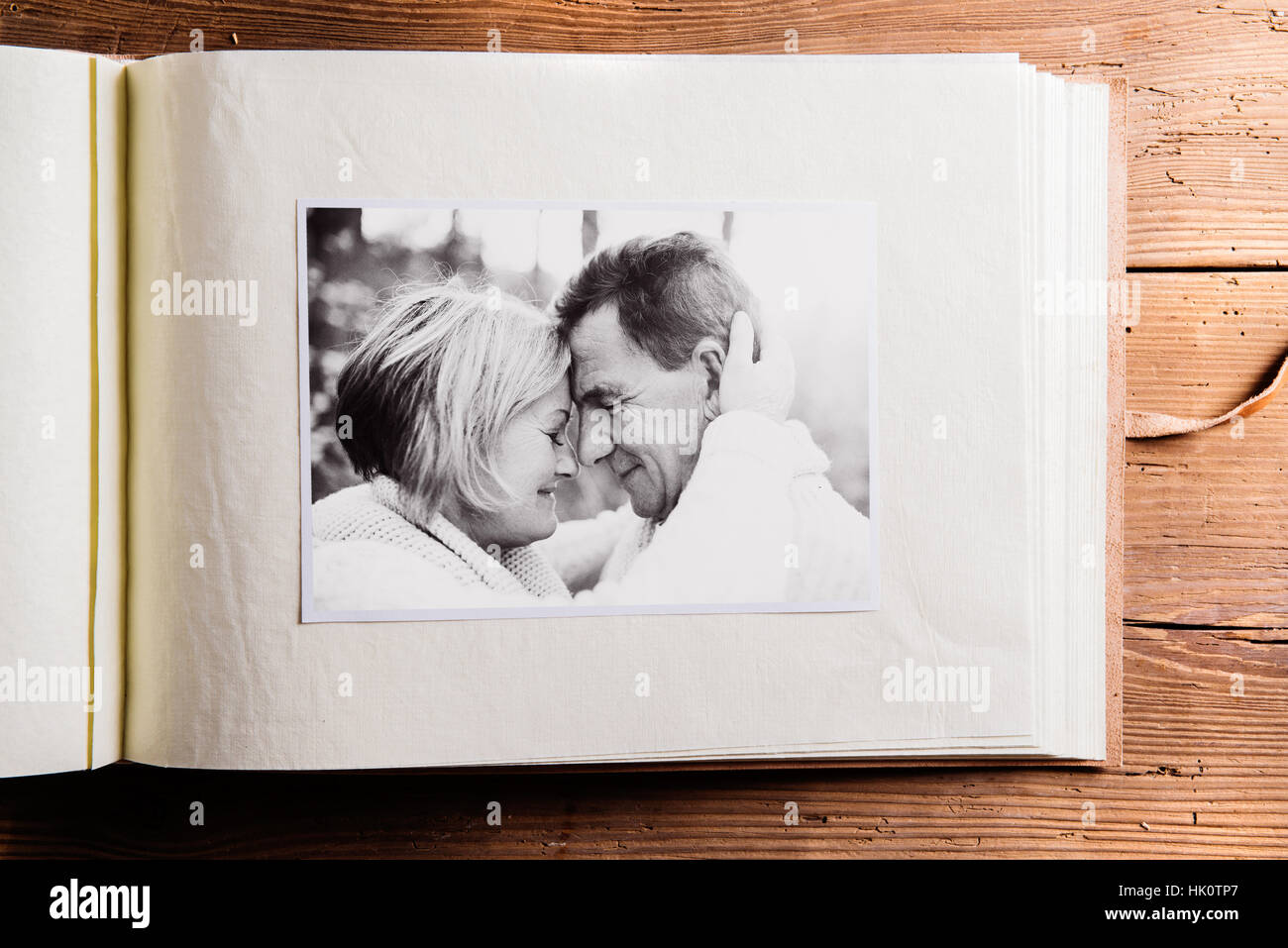 Álbum de fotos con la imagen en blanco y negro de altos pareja. Foto de stock