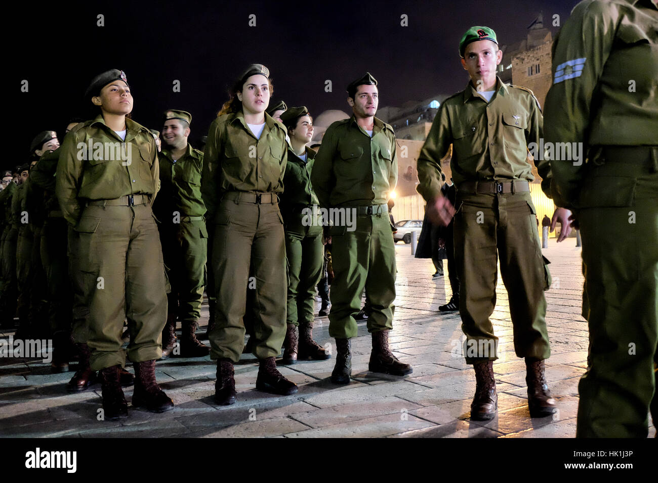 Jerusalén, Israel. 25 de enero de 2017. En medio de un acalorado debate  sobre el servicio militar de género mixto y la integración de los hombres  judíos ultra ortodoxos en el ejército,