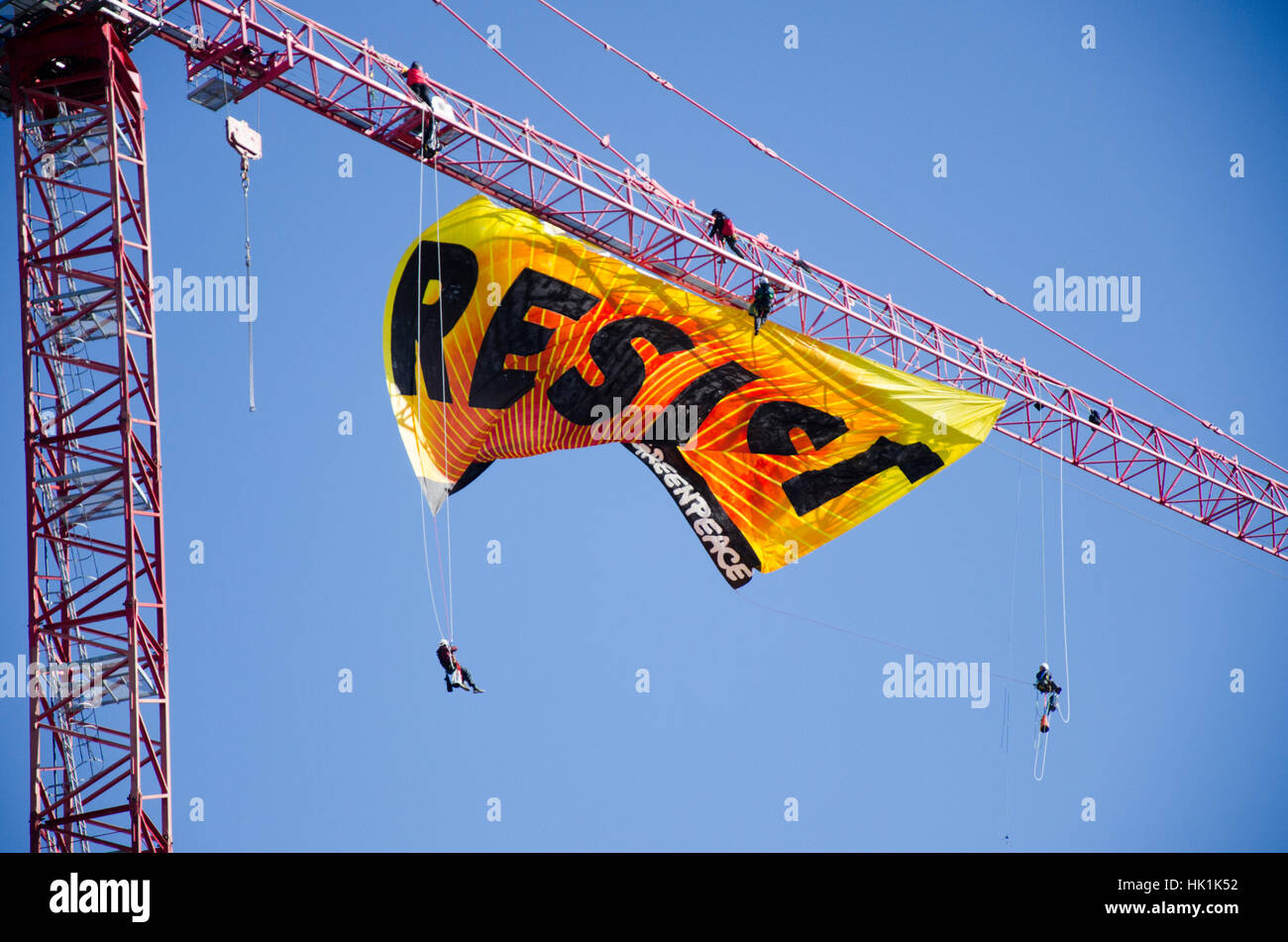 Washington, Estados Unidos. 25 ene, 2017. Cinco manifestantes de Greenpeace trabajan para mantener la bandera en condiciones ventosas. Crédito: Angela Drake/Alamy Live News Foto de stock