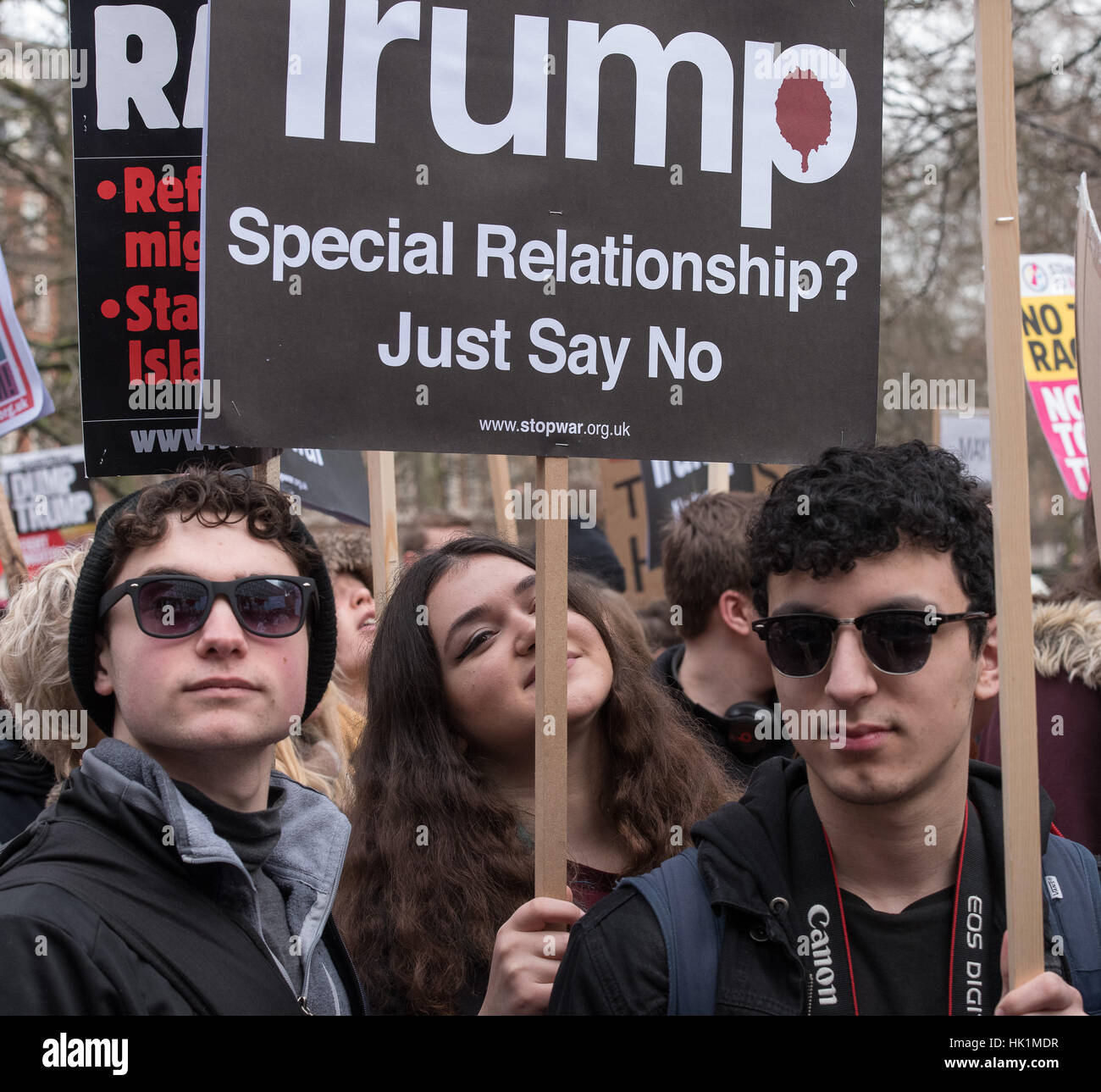 Londres, Reino Unido. 4 de febrero del 2017. Londres, 4 de febrero de 2017, los manifestantes fuera de la embajada estadounidense en la anti-Trump manifestación en Londres Crédito: Ian Davidson/Alamy Live News Foto de stock