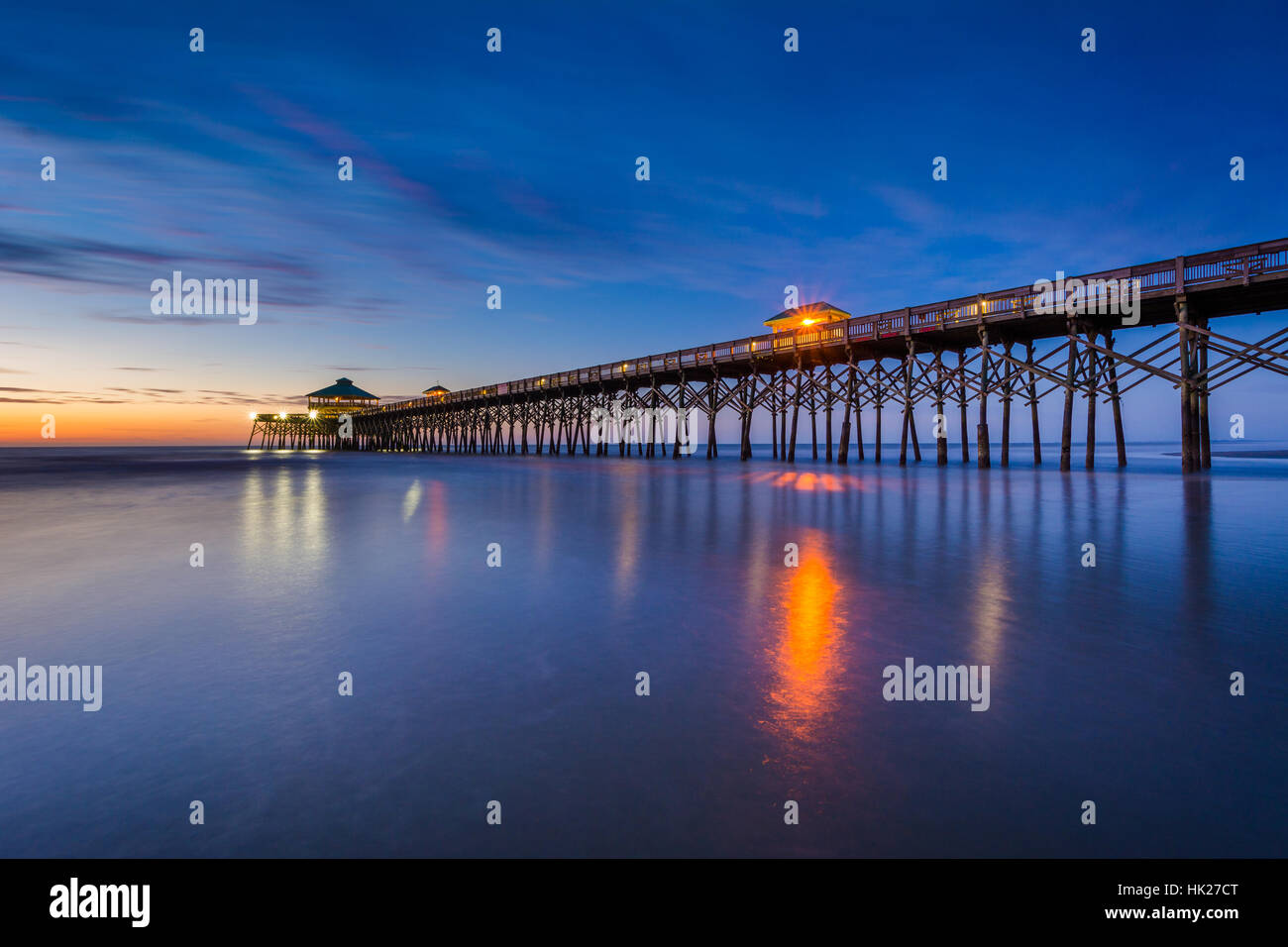 El muelle al amanecer, en Folly Beach, Carolina del Sur. Foto de stock
