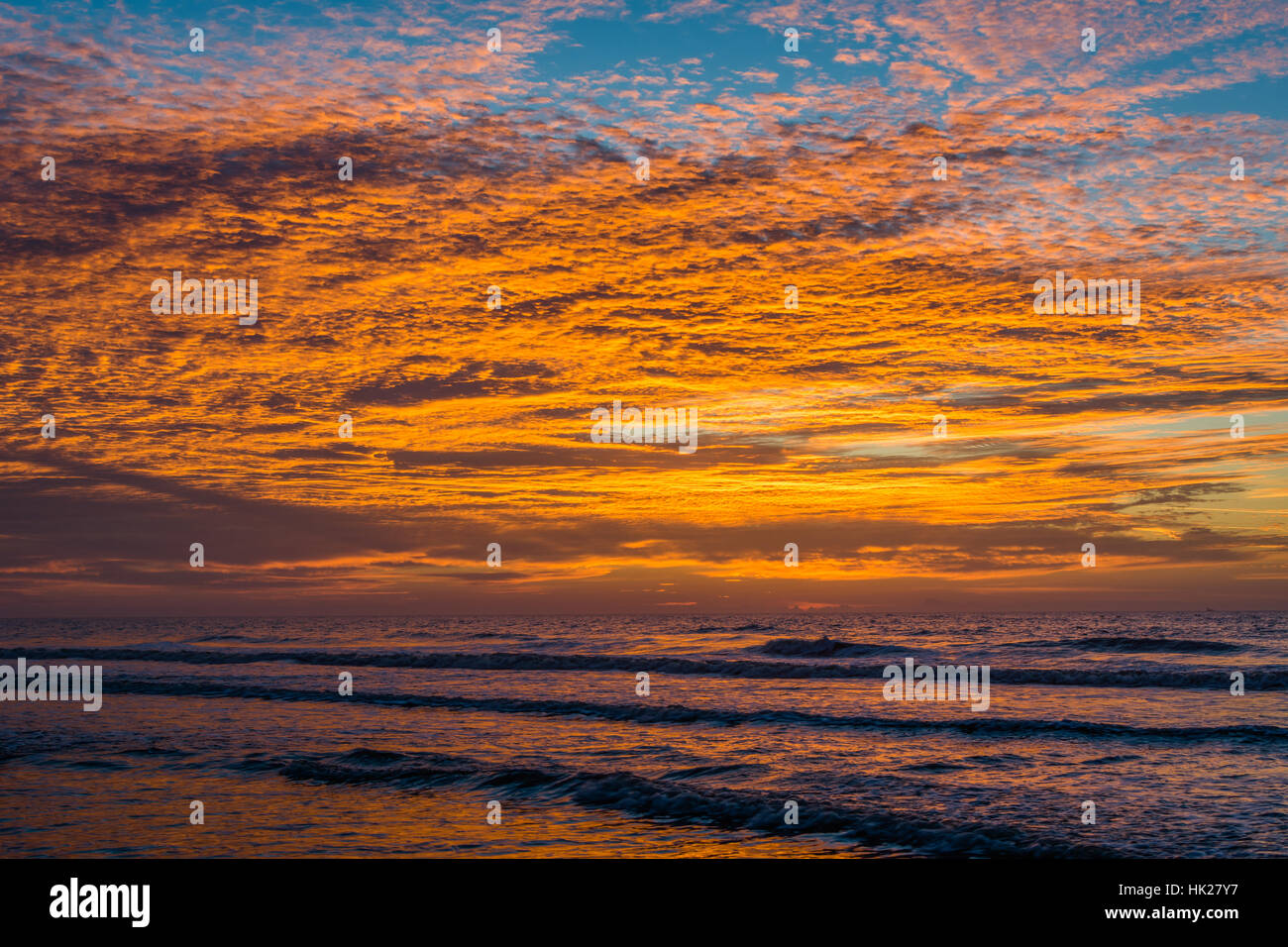 Las olas en el Océano Atlántico y el amanecer, en Folly Beach, Carolina del Sur. Foto de stock