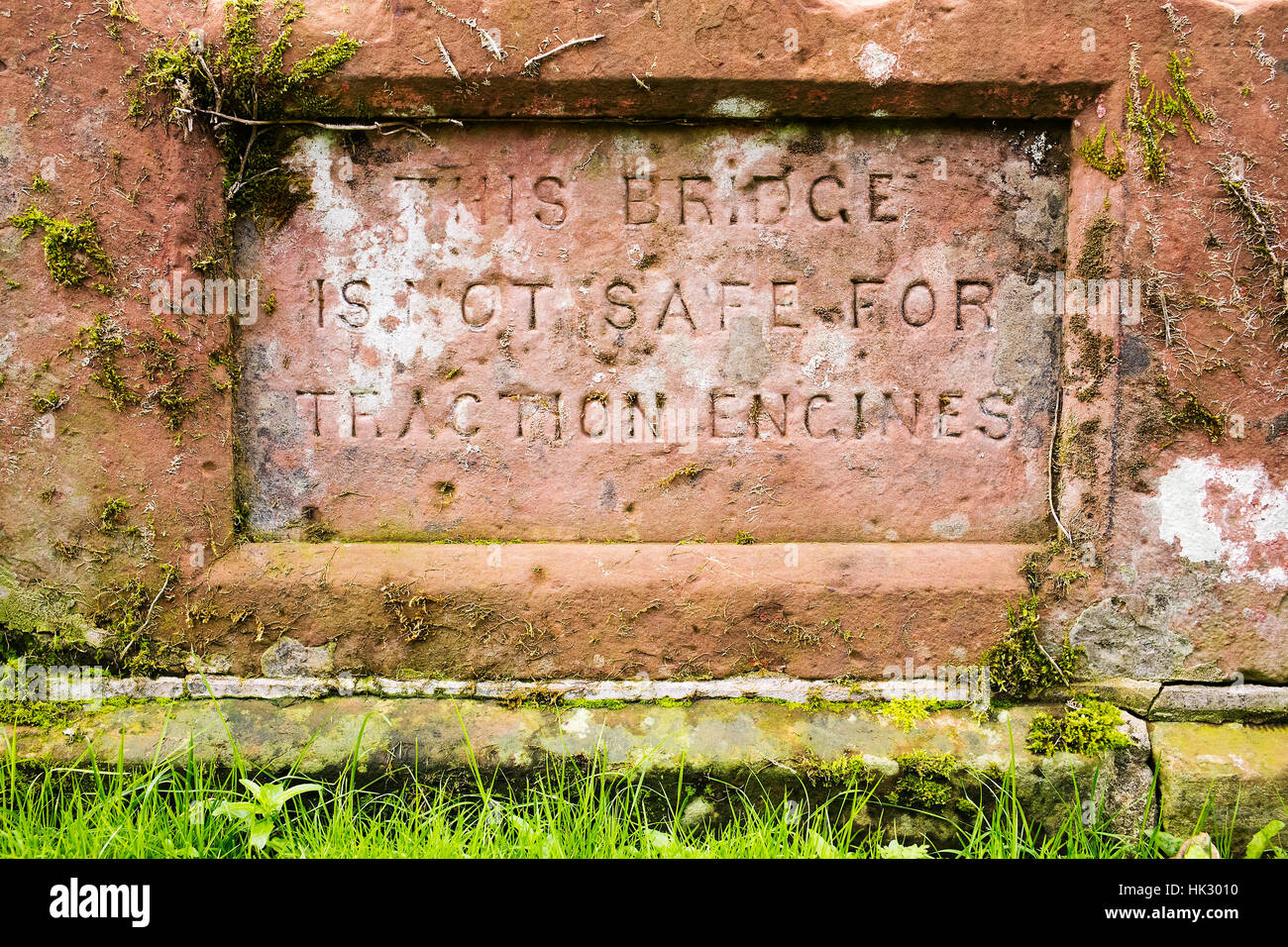 Una advertencia de tráfico en Lanercost antiguo puente de piedra, Brampton, Cumbria, Inglaterra, Reino Unido. Foto de stock