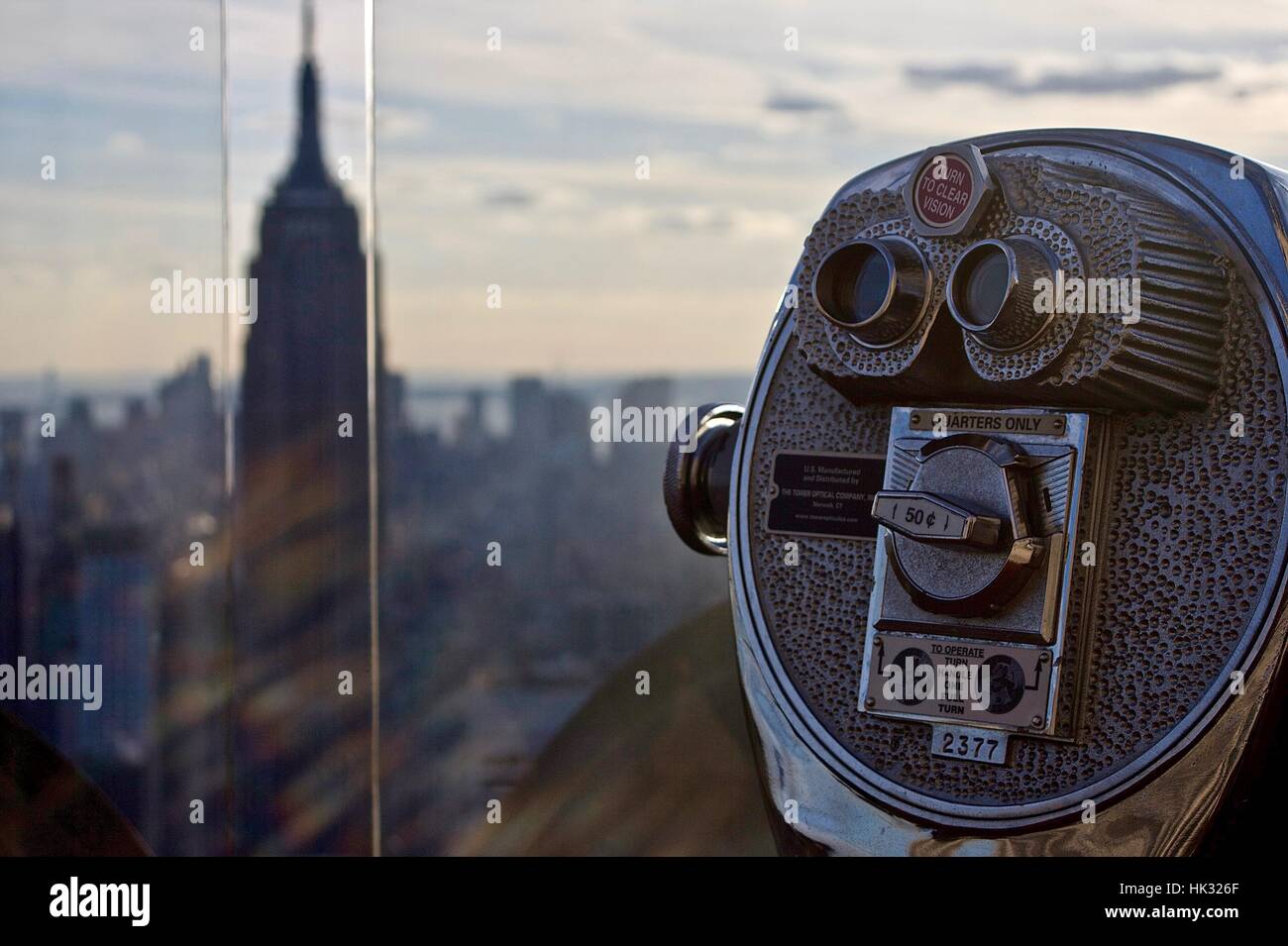 El Empire State Building desde la cima de la roca en Nueva York con prismáticos de monedas en primer plano Foto de stock