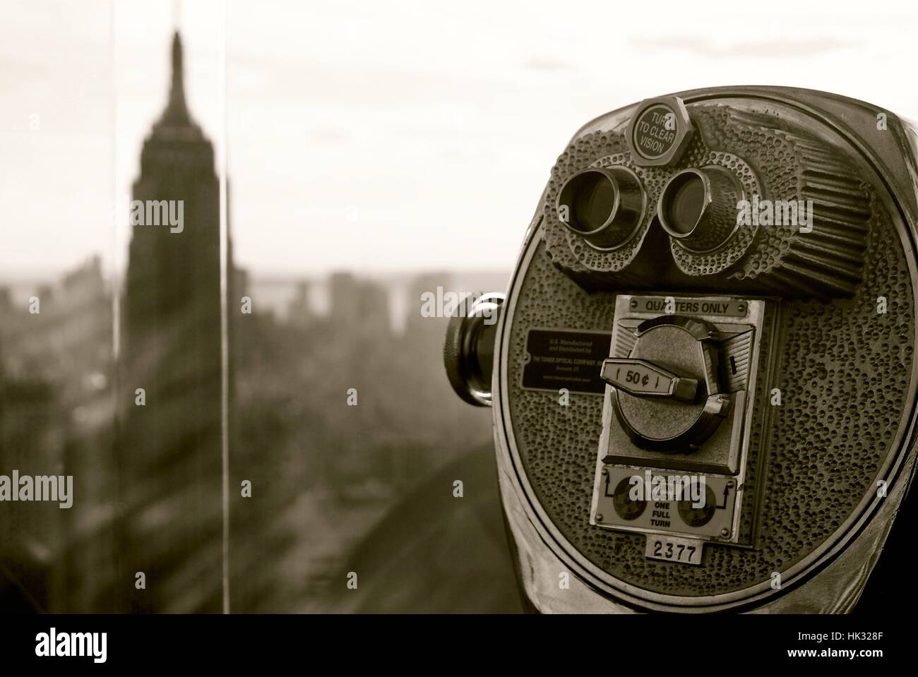 El Empire State Building desde la cima de la roca en Nueva York con prismáticos de monedas en primer plano Foto de stock