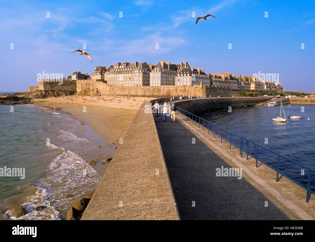 Vista de Saint Malo, en Bretaña, Francia desde el puerto de paredes  Fotografía de stock - Alamy