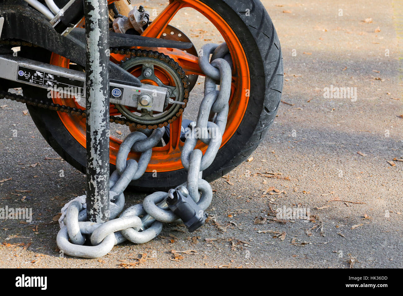 Motocicleta cadena antirrobo candado de seguridad de bloqueo de la rueda trasera, la protección contra el robo de - Alamy