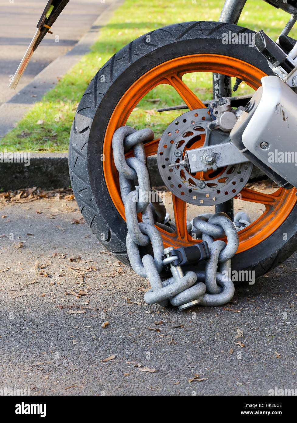 Motocicleta cadena antirrobo con candado de seguridad de bloqueo de la rueda trasera, la protección contra el robo stock Alamy