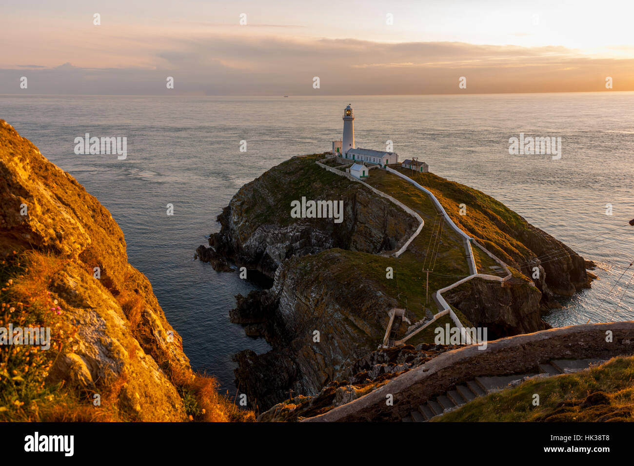 South Stack lighthouse en Santo trhe isla en la punta noroeste de Anglesey Foto de stock