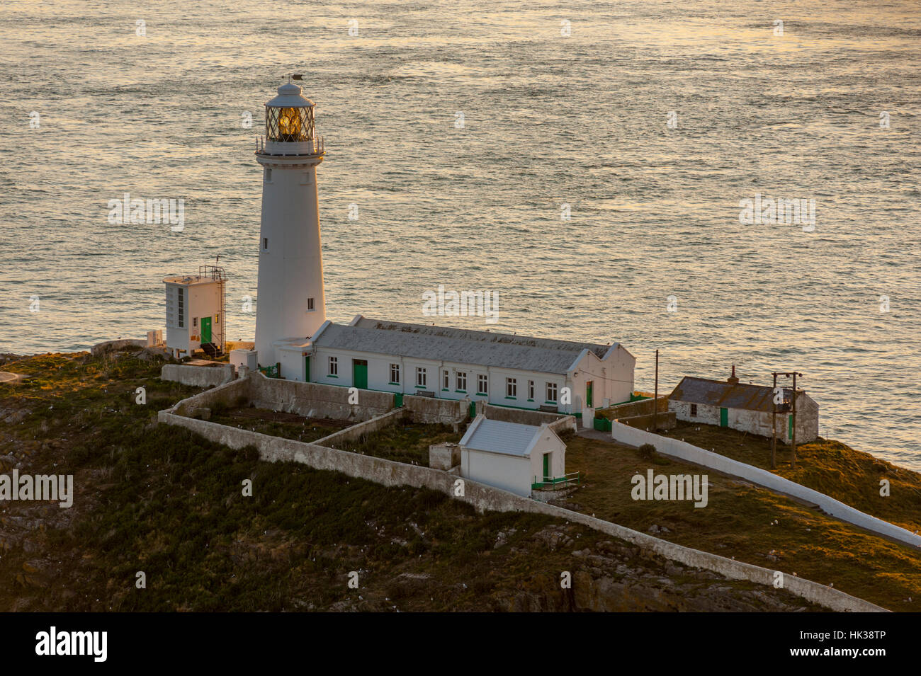 South Stack lighthouse en Santo trhe isla en la punta noroeste de Anglesey Foto de stock