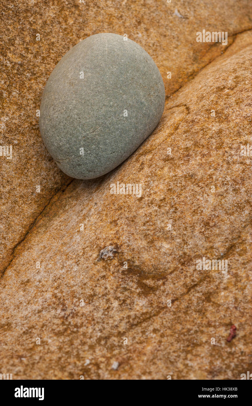 Guijarros y rocas en la playa en seriol annglesey Foto de stock