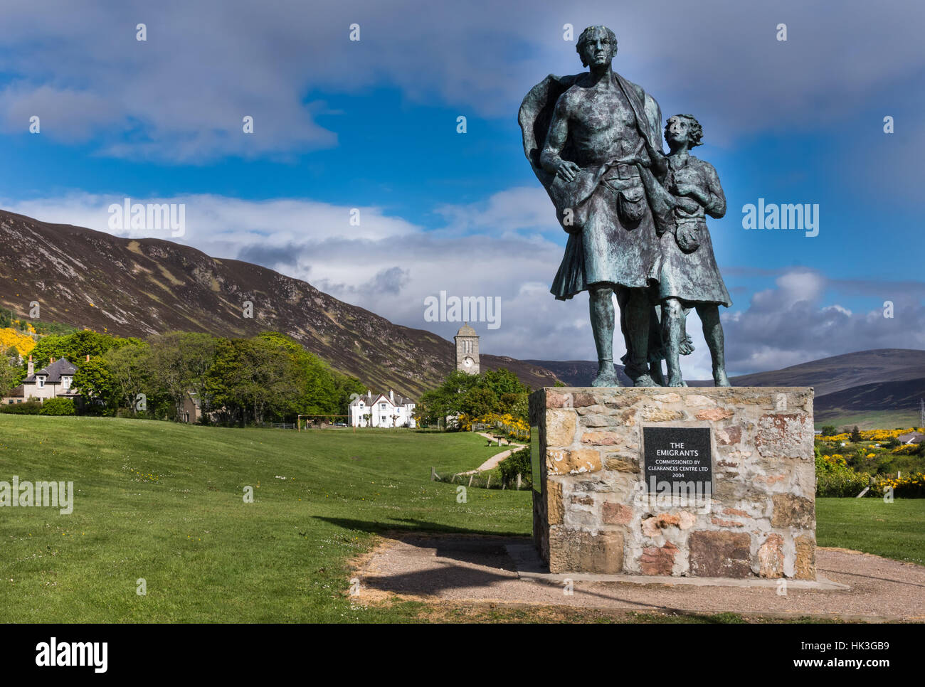 Estatua del emigrante, lado macho, en Helmsdale, Escocia. Foto de stock