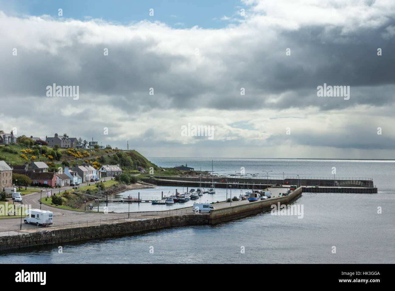 La ciudad y el puerto de Helmsdale, en Escocia. Foto de stock