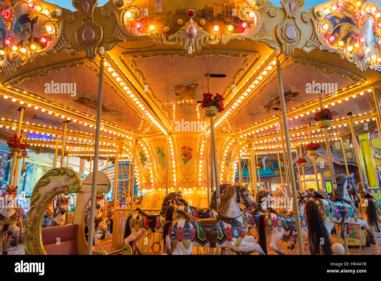 Carrusel o aún Marry-Go-redondo con decoración de luz ambiente nocturno Foto de stock