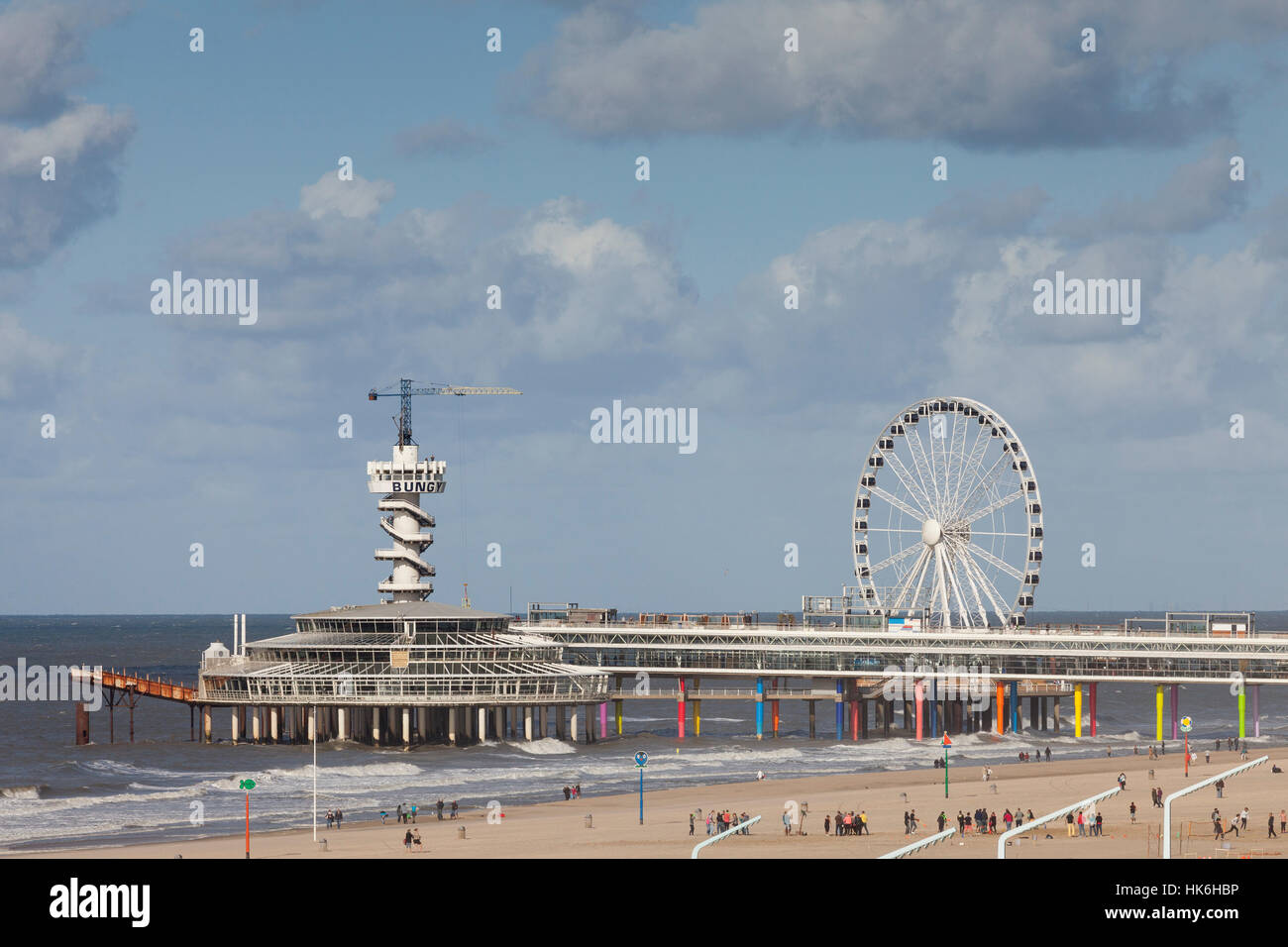 Pier con bungee jumping tower y la noria, la playa de Scheveningen, La Haya, Holanda, los Países Bajos Foto de stock