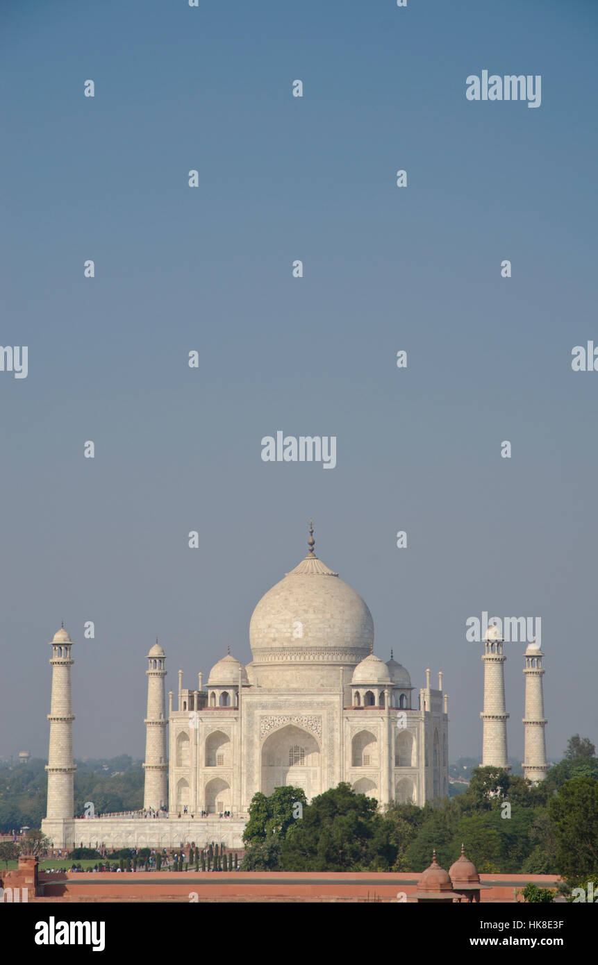 El Taj Mahal, el edificio más hermoso del mundo, atrae a miles de turistas cada día Foto de stock