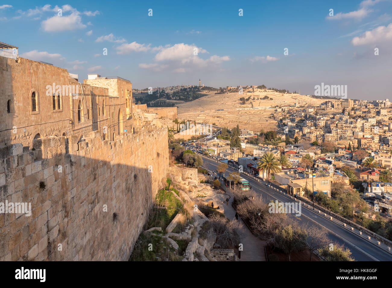 La antigua muralla de la ciudad y vista del Monte de los Olivos en Jerusalén, Israel Foto de stock
