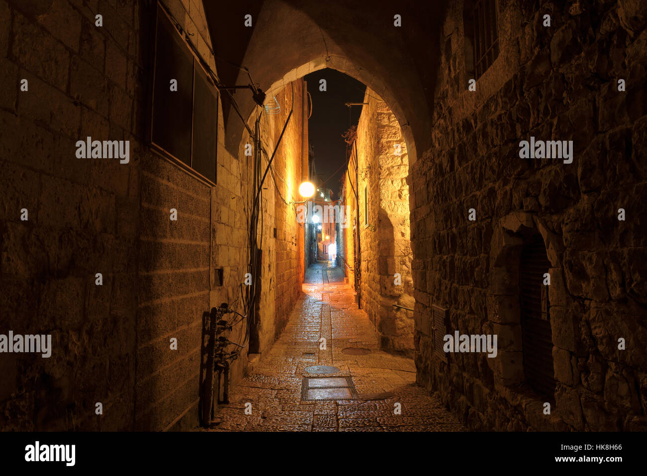 Antigua calle en la Ciudad Vieja de Jerusalén por la noche, Israel. Foto de stock