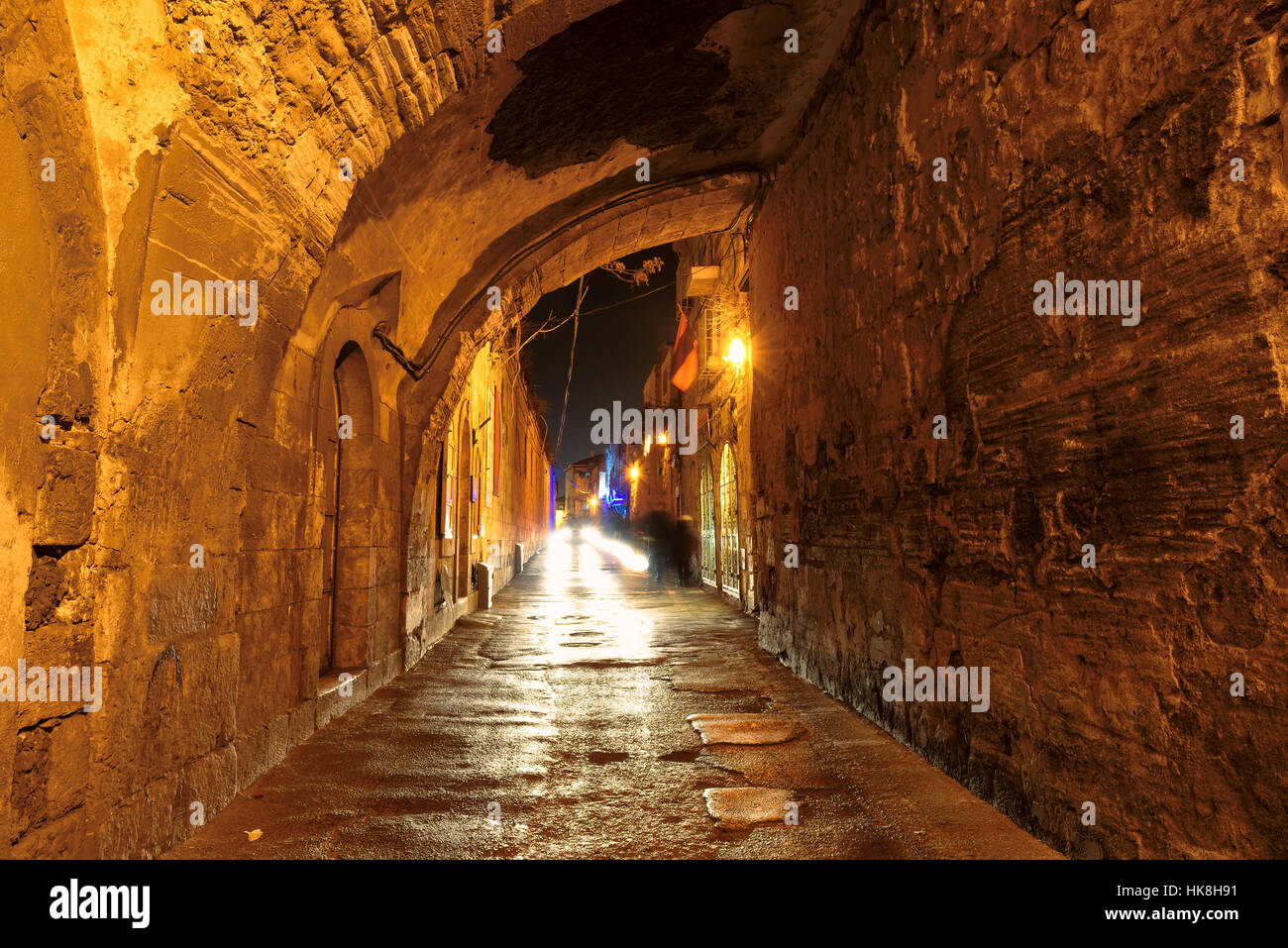 Antigua calle - túnel en la Ciudad Vieja de Jerusalén por la noche, Israel. Foto de stock