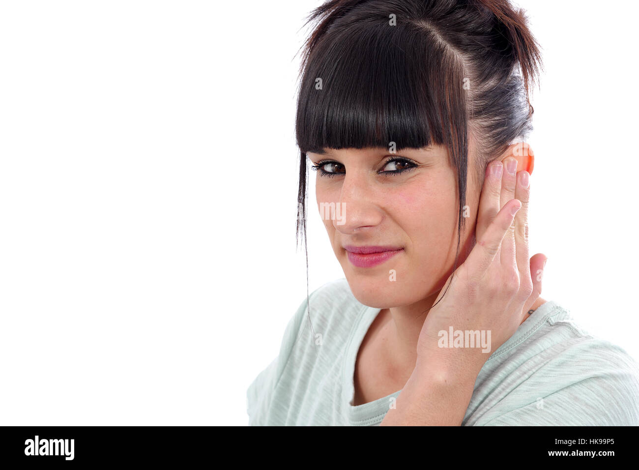 Mujer morena con un dolor de oído sobre fondo blanco. Foto de stock