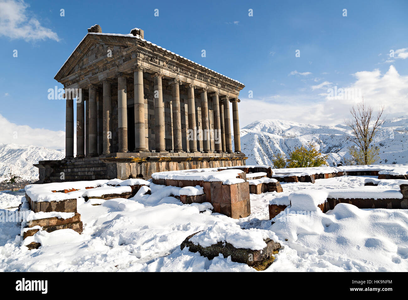 Templo helénico de Garni en el invierno, en Armenia Foto de stock