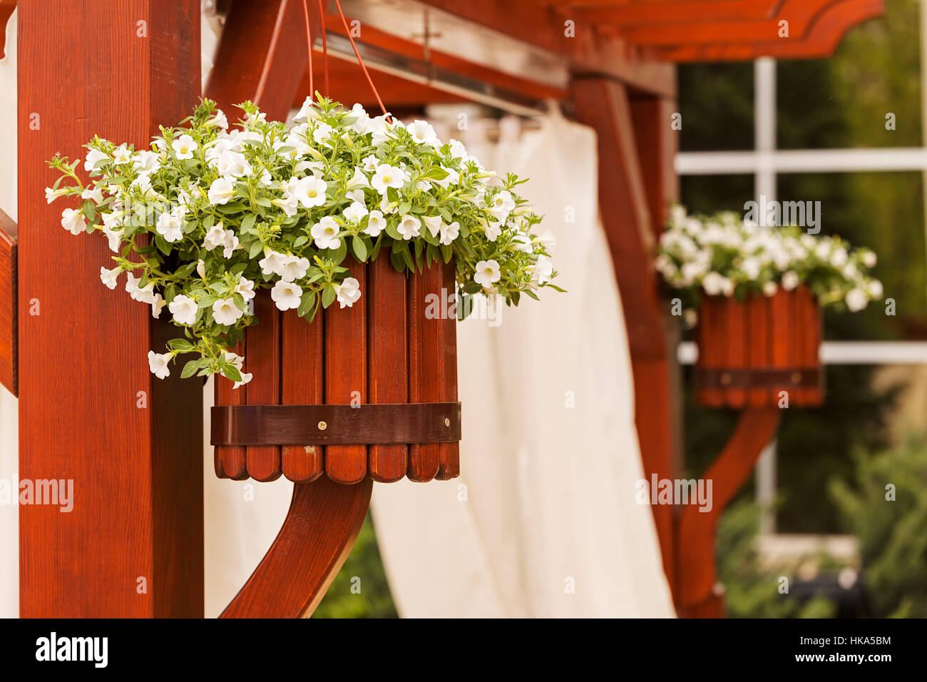 Arreglos florales colgantes de madera en la entrada, nota profundidad de  campo Fotografía de stock - Alamy