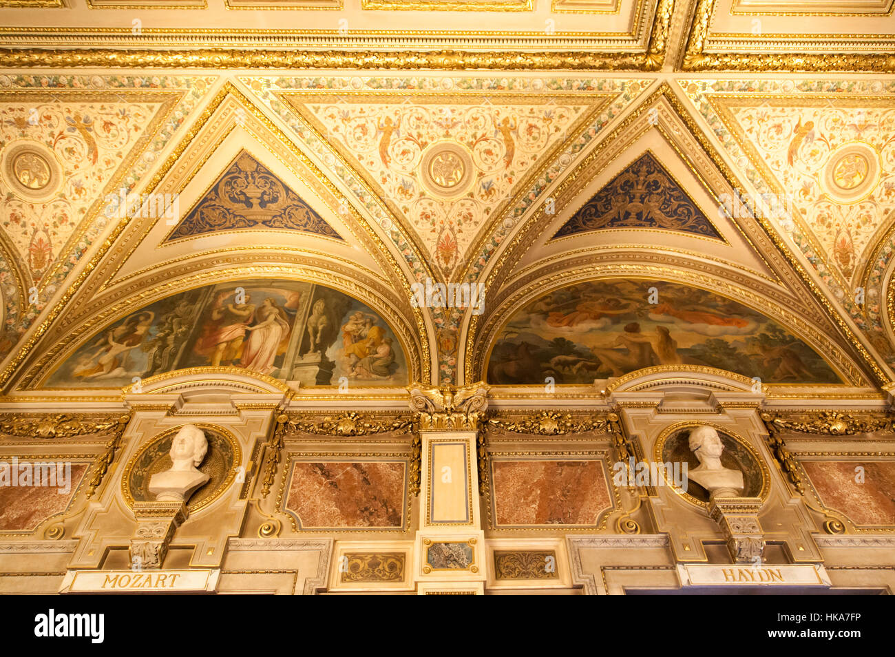 El rico interior barroco con esculturas de compositores famosos en el histórico edificio de la ciudad de Viena. Foto de stock