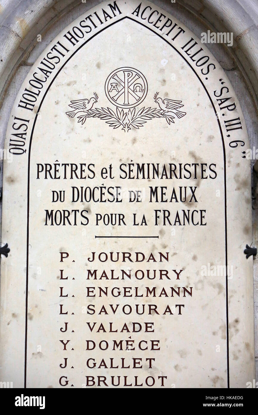 Placa commémorative. 'Prêtes et séminaristes du diocèse de Meaux morts pour la France'. Cathédrale Saint-Etienne de Meaux. Foto de stock
