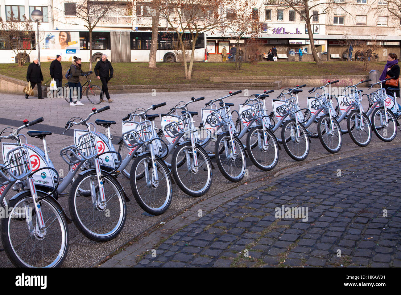 Alemania, Colonia, alquiler de bicicletas de la empresa Koelner Verkehrsbetriebe KVB (compañía de transporte público de Colonia) Foto de stock