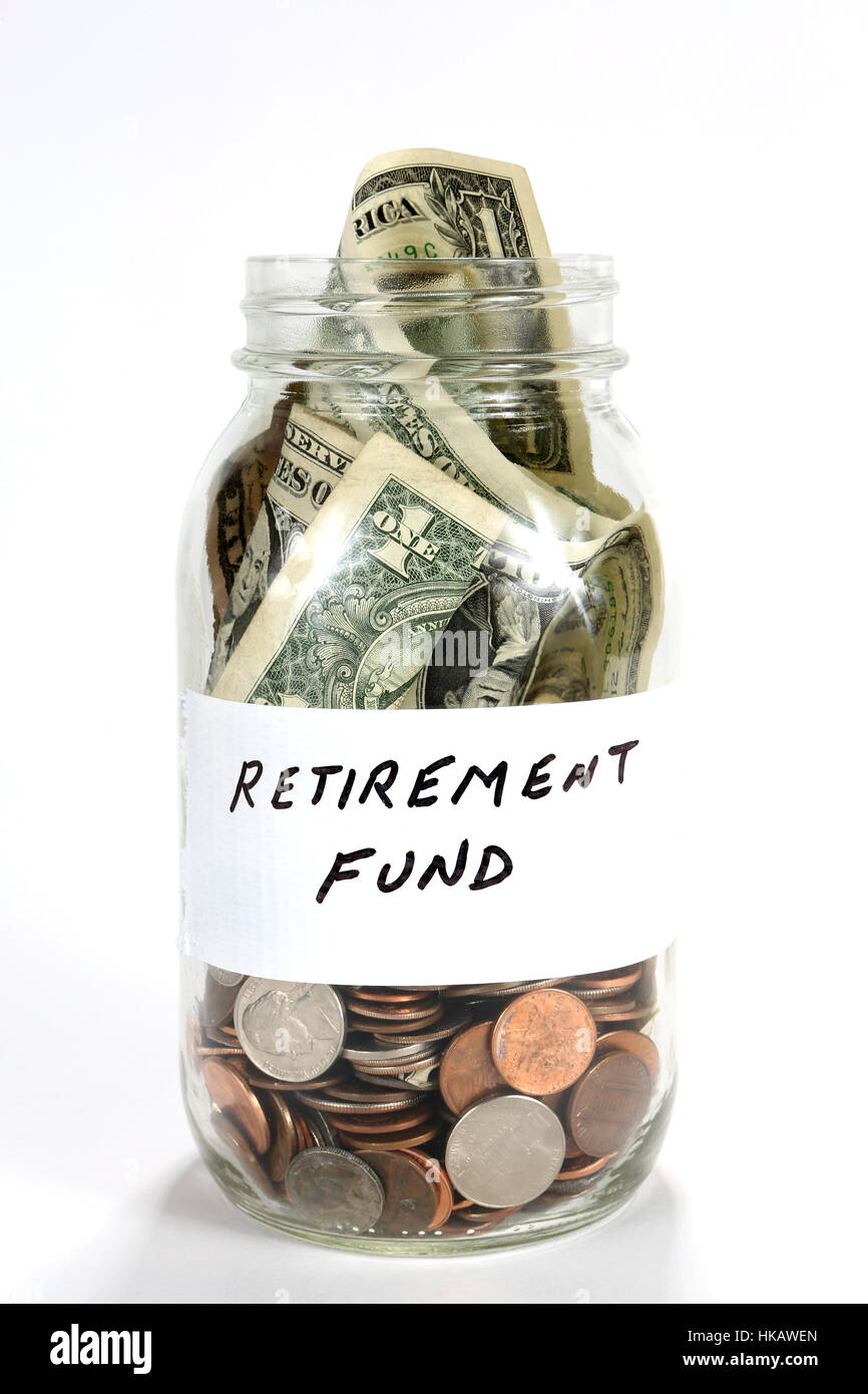 Dinero en efectivo de un fondo de jubilación está en un frasco de vidrio. Foto de stock
