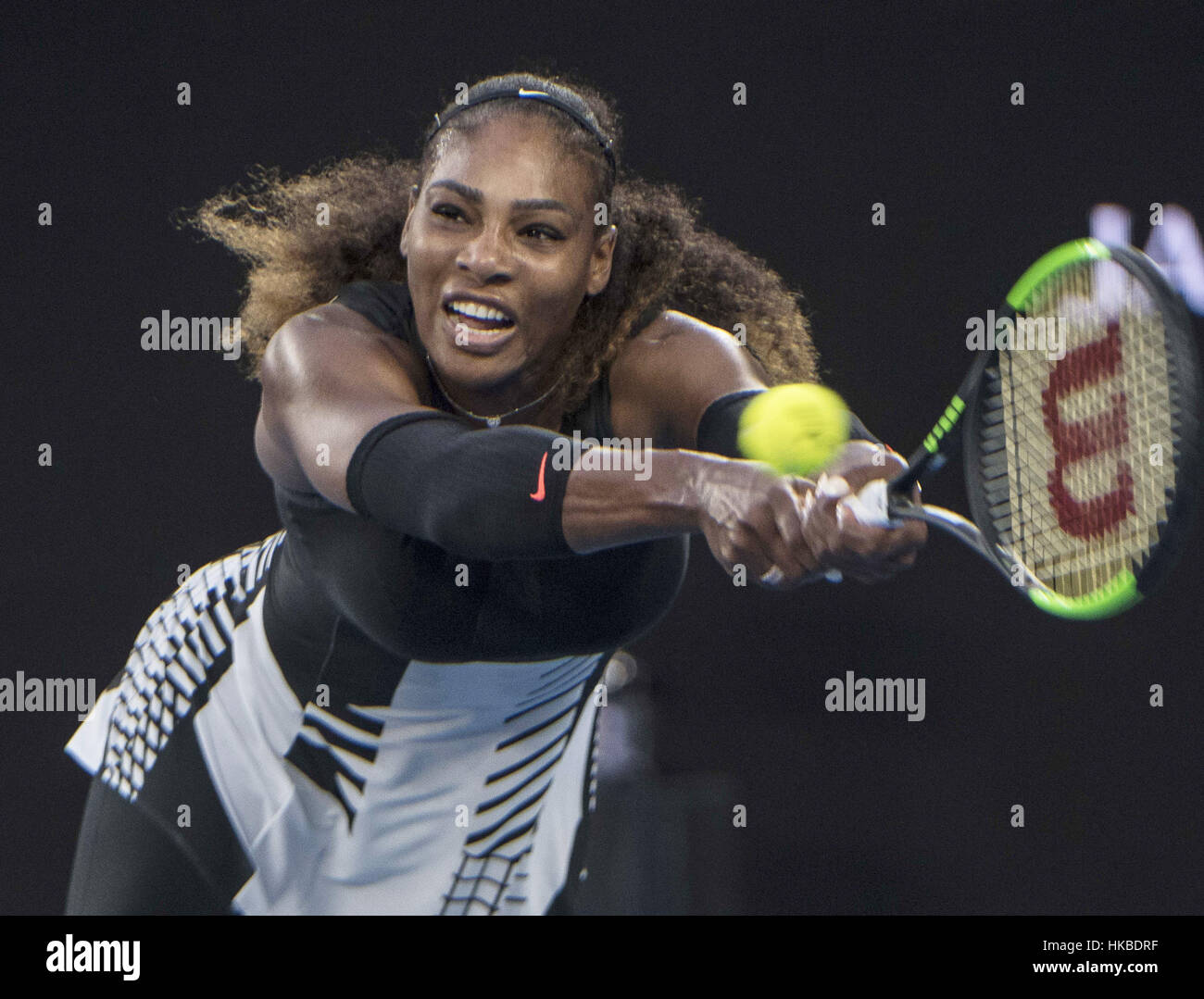 Melbourne, Australia. 28 ene, 2017. Serena Williams de Estados Unidos devuelve el balón durante los singles femeninos partido final entre Venus Williams y Serena Williams en el Campeonato Abierto de Tenis de Australia en Melbourne, Australia, el 28 de enero, 2017. Serena Williams ganó 2-0. Crédito: Lui Siu Wai/Xinhua/Alamy Live News Foto de stock