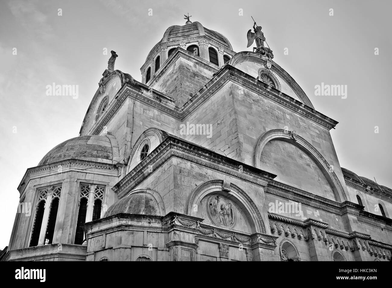 Sitio de Patrimonio Mundial de la UNESCO en SIBENIK, Dalmacia, Croacia, la catedral de San Jacobo en blanco y negro Foto de stock