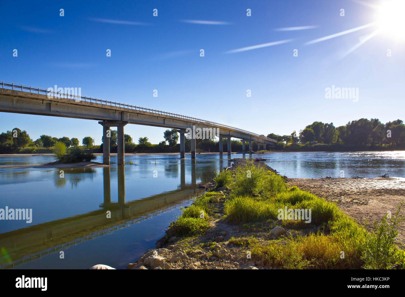 Puente del río Drava en Podravina, Croacia Foto de stock