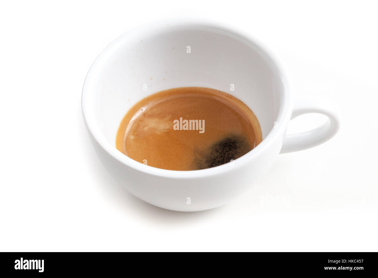 Shot de espresso en la taza de café sobre fondo blanco aisladas con espacio de copia Foto de stock