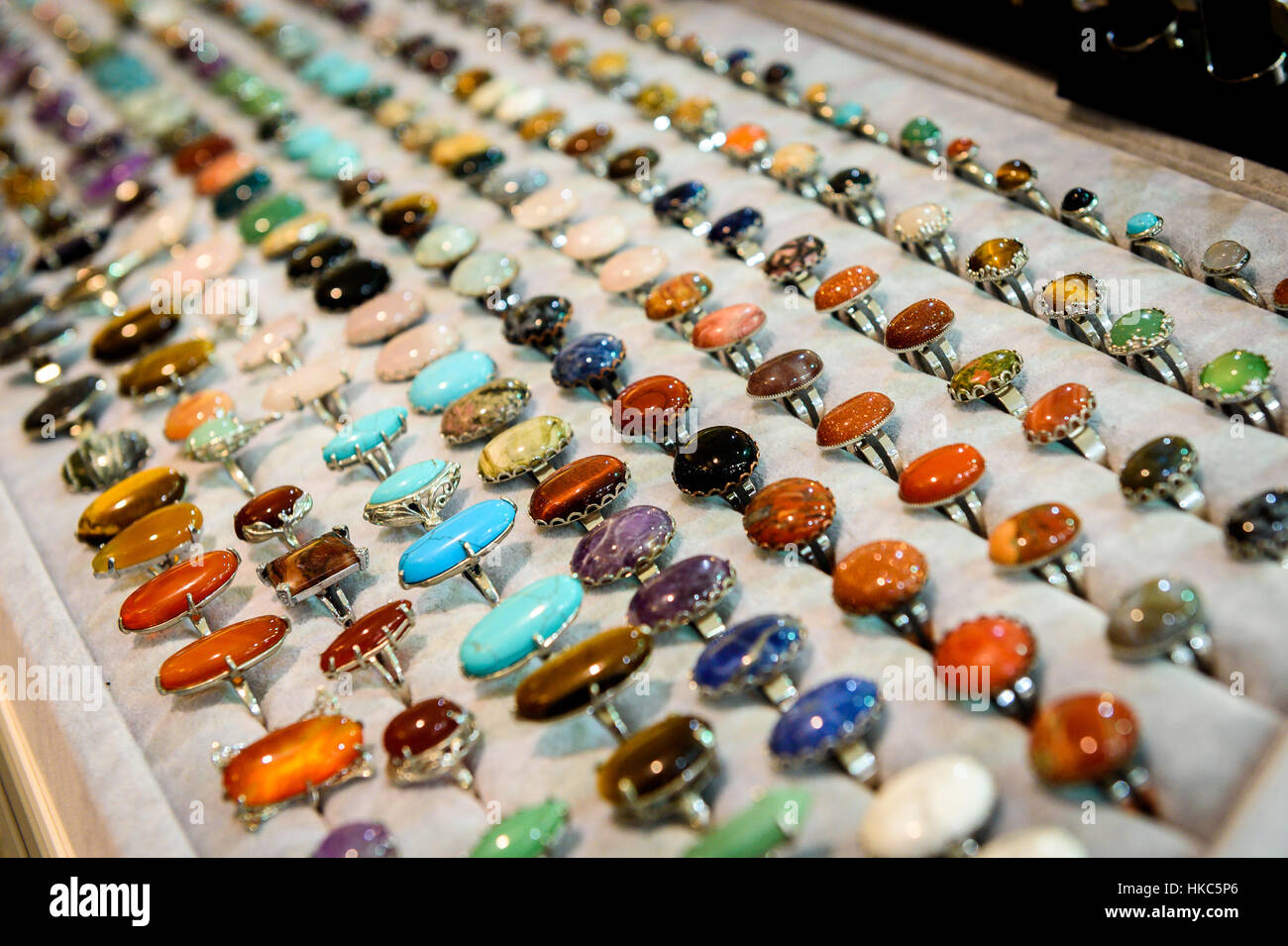 Pantalla con diferente diseño de anillos hechos a mano con piedras  cordones. Diferentes variedades de anillos de piedras preciosas en un  expositor en una tienda de joyas Fotografía de stock - Alamy