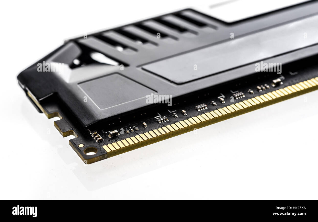 Módulo de memoria RAM profesional moderno con disipador de calor del  radiador negro aislado sobre fondo blanco Fotografía de stock - Alamy