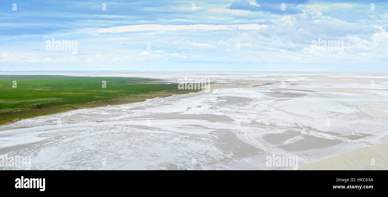 La marea baja en la bahía del Mont Saint Michel landmark. Vistas panorámicas. Normandía, Francia, Europa Foto de stock