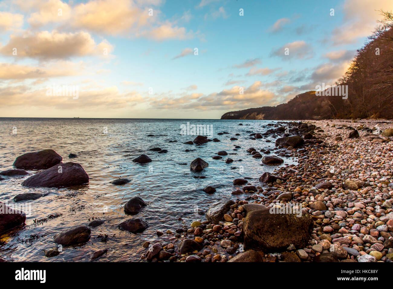 Guijarros playa de piedra, la línea costera de la isla RŸgen, Mar Báltico, Alemania, el invierno Foto de stock