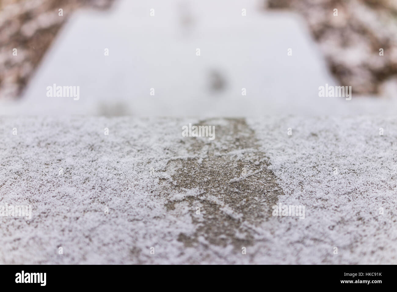 Fina capa de nieve en escaleras de piedra con ruta de huella Foto de stock
