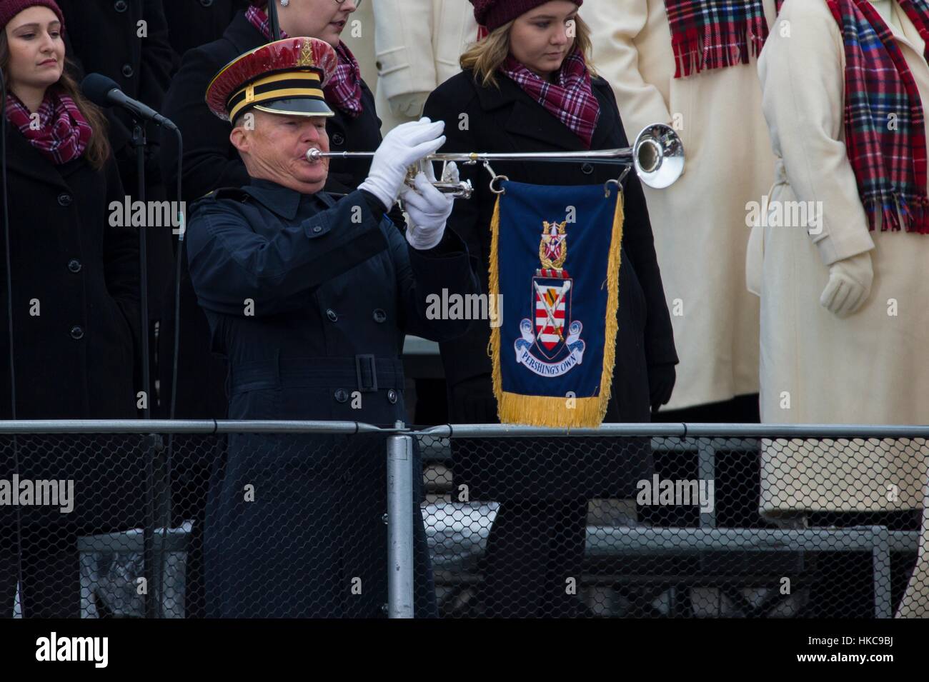 Un heraldo trompetistas músico toca el granizo al jefe durante el 58º período de sesiones de inauguración presidencial en el Edificio del Capitolio de Estados Unidos el 20 de enero de 2017 en Washington, DC. Foto de stock