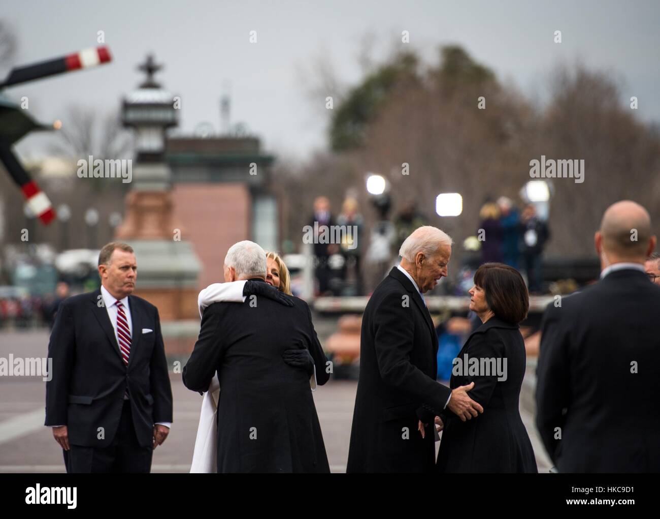 Vicepresidente de EE.UU. Mike Pence y Segunda Dama Karen Pence decir adiós al ex vicepresidente Joe Biden y su esposa Jill Biden durante la ceremonia de despedida en el 58º período de sesiones de inauguración presidencial el 20 de enero de 2017 en Washington, DC. Foto de stock